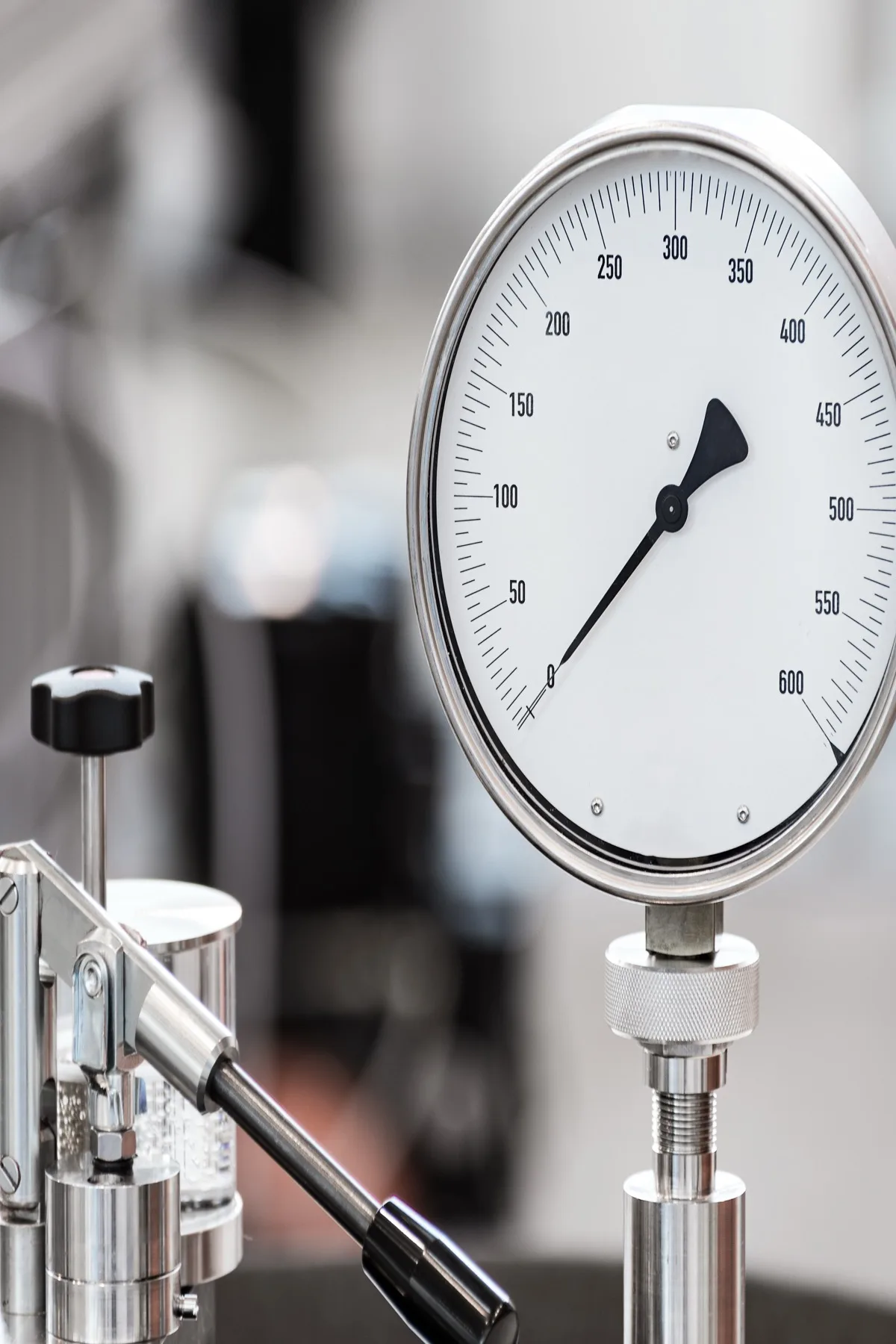 Pressure measuring instruments used for industrial calibration